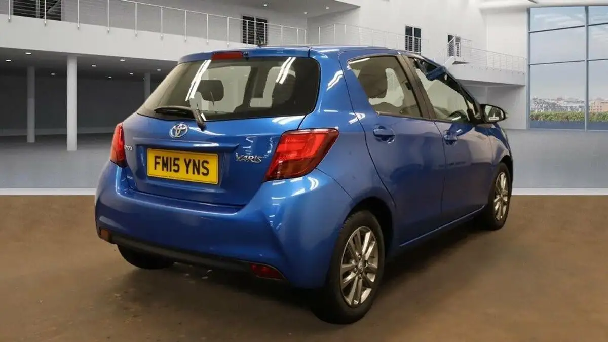 2015-toyota-yaris-133-icon-vvt-i-5d-big-3