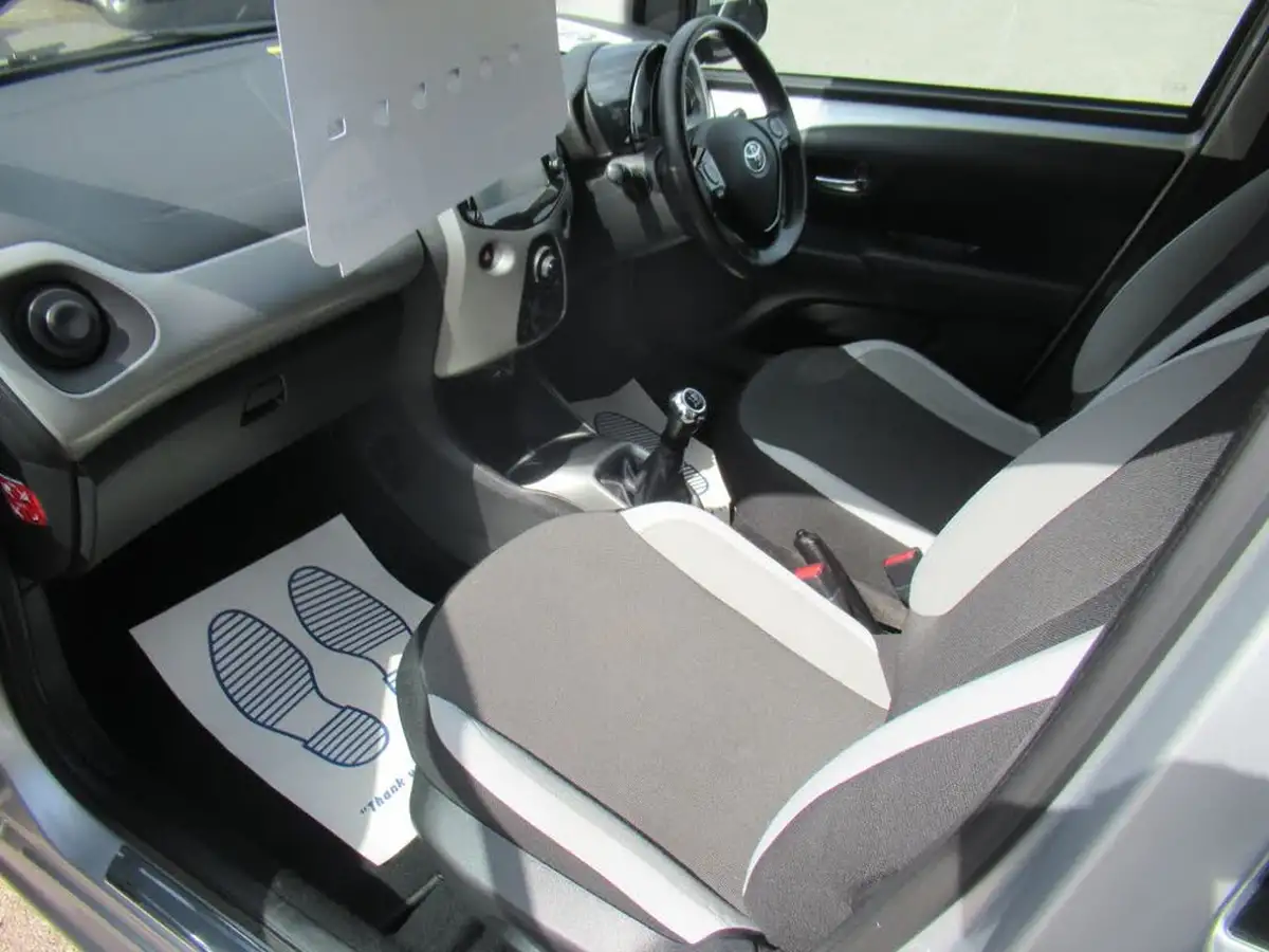 2017-toyota-aygo-10-vvt-i-x-play-71bhp-5d-big-13