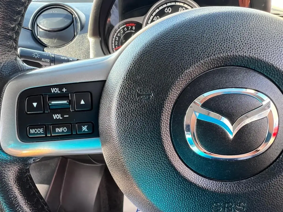 2013-mazda-mazda2-13-venture-big-24