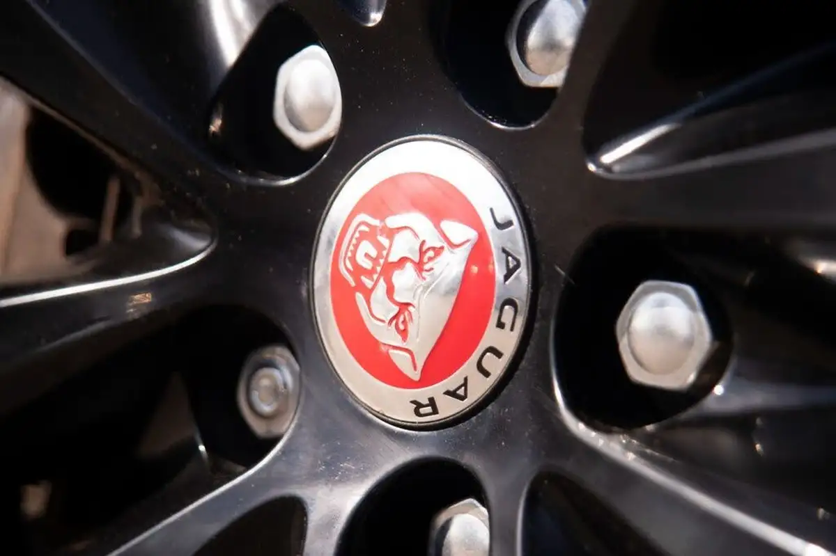 2019-jaguar-f-pace-20-i4d-chequered-flag-180ps-big-38