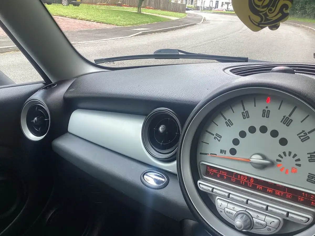 2010-mini-cooper-16-cooper-122bhp-hatchback-3d-big-14