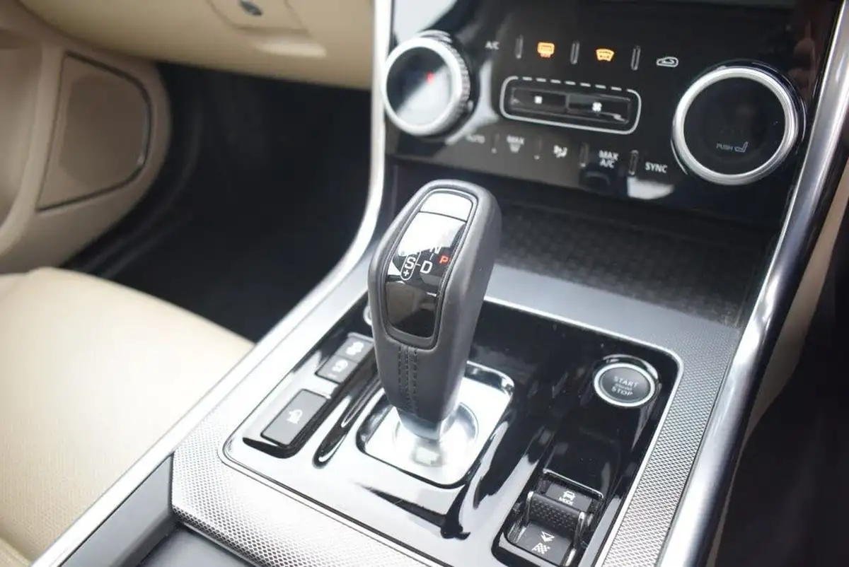 2019-jaguar-xe-20i-se-250ps-big-25