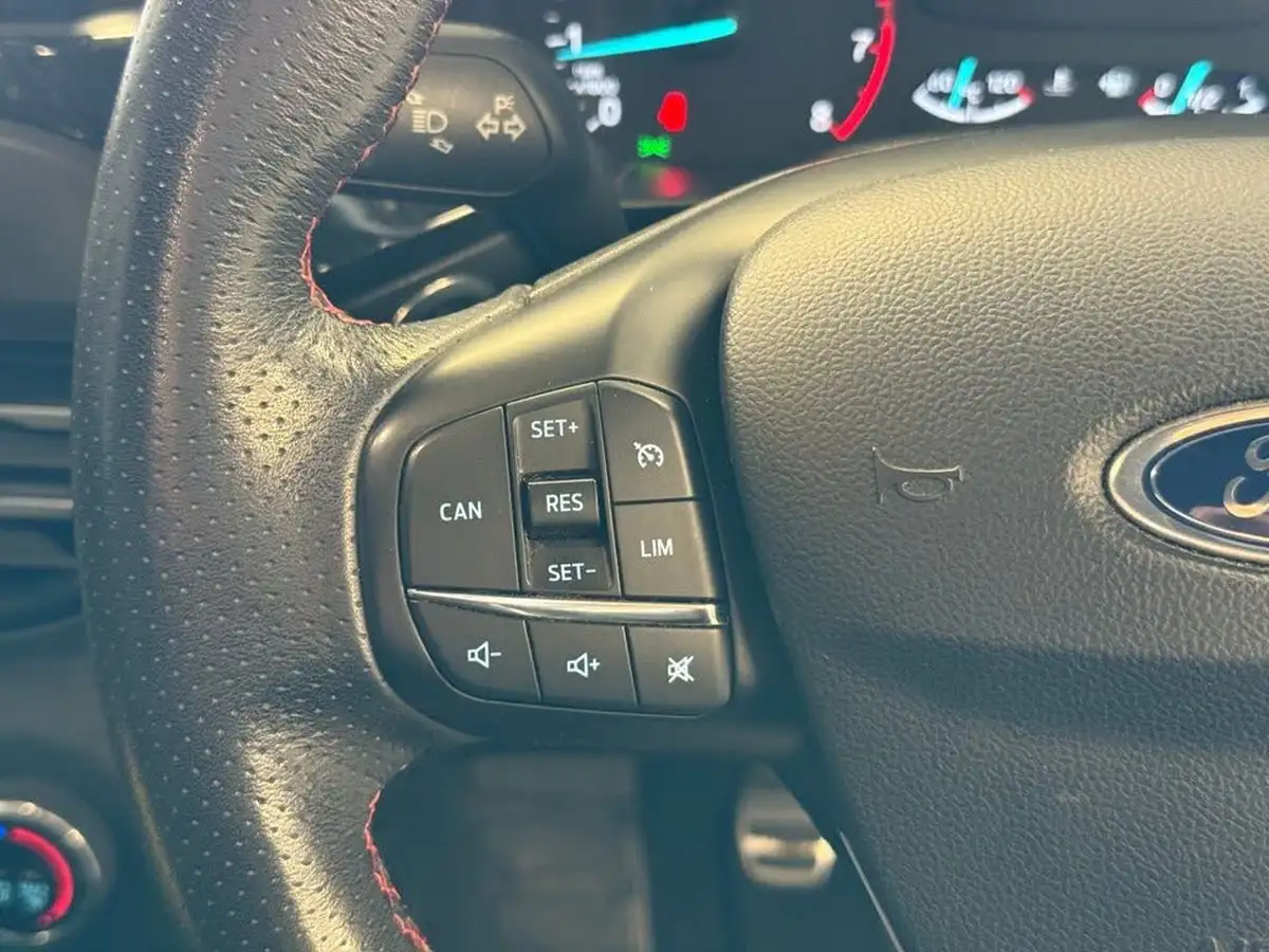 2019-ford-focus-15t-st-line-estate-big-36