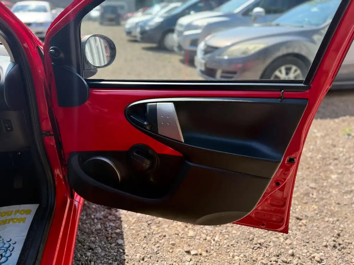 2014-toyota-aygo-10-move-5d-big-16