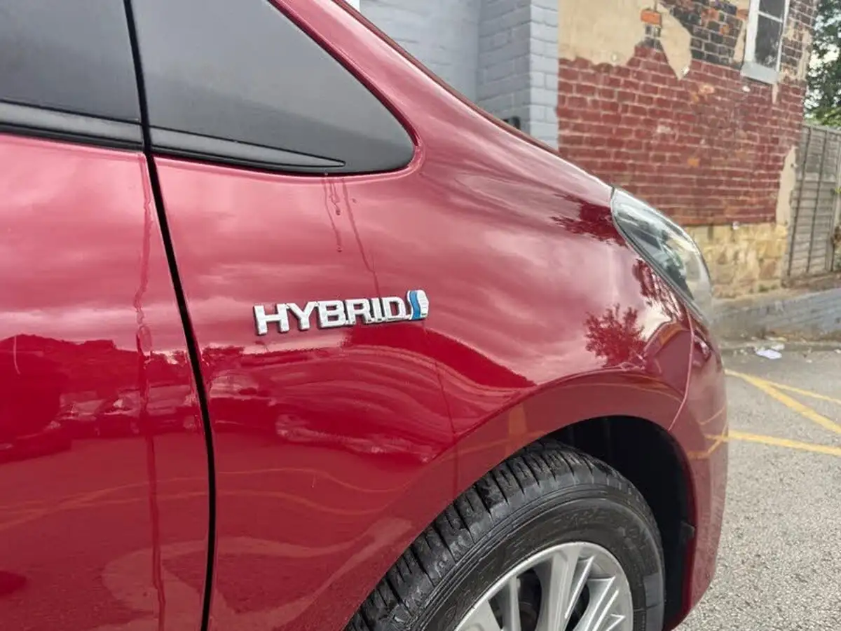 2018-toyota-yaris-15-vvt-i-icon-navi-hybrid-big-30