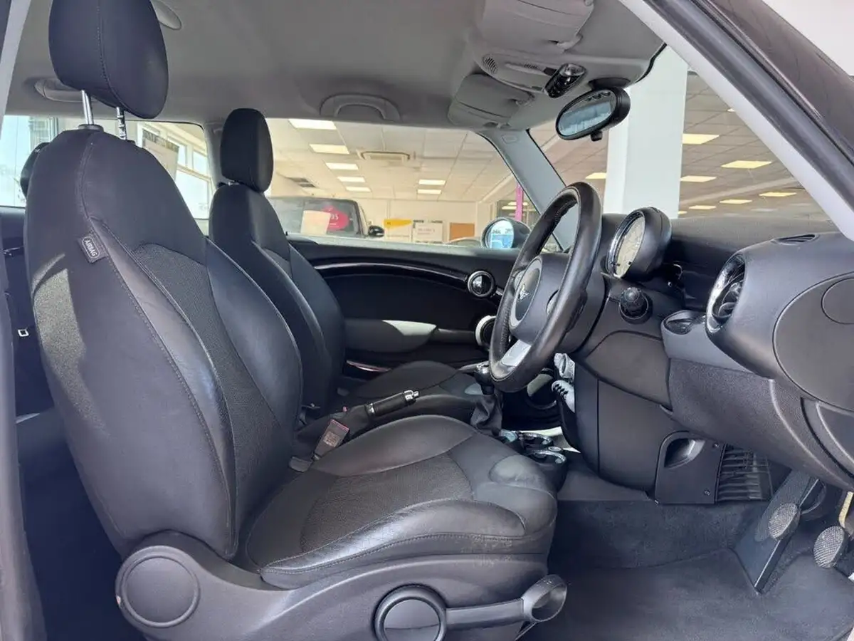 2010-mini-clubman-16-cooper-graphite-big-11