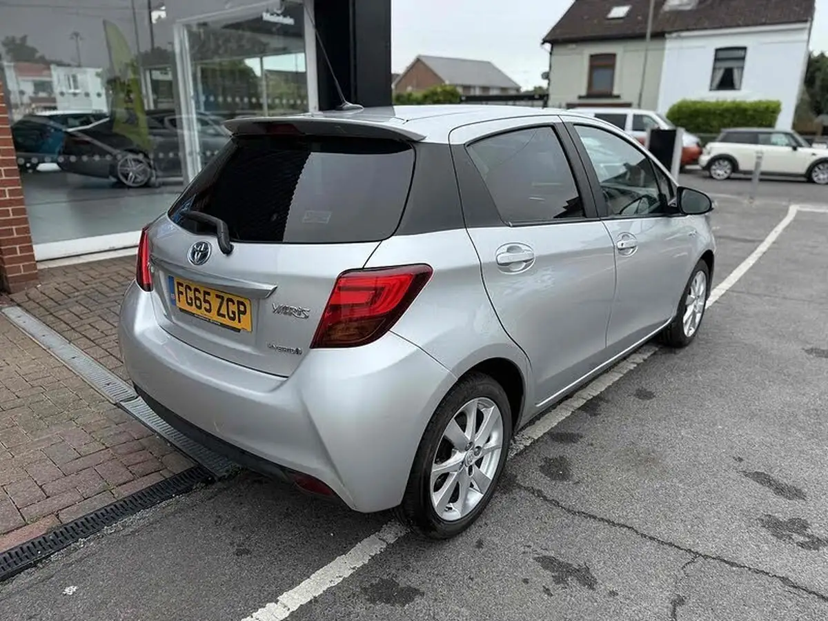 2015-toyota-yaris-15-vvt-i-sport-hybrid-big-6