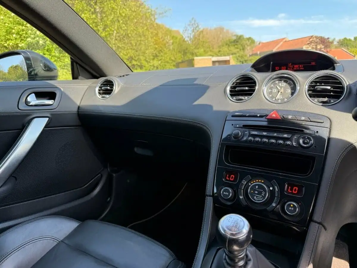 2012-peugeot-rcz-20td-gt-big-25