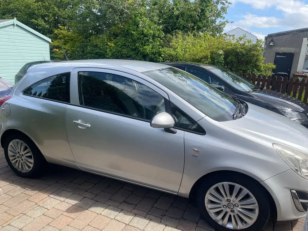 2011-vauxhall-corsa-12-excite-3d-big-3