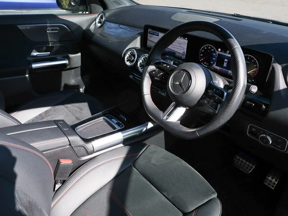 2024-mercedes-benz-gla-class-13-gla-200-amg-line-executive-big-14
