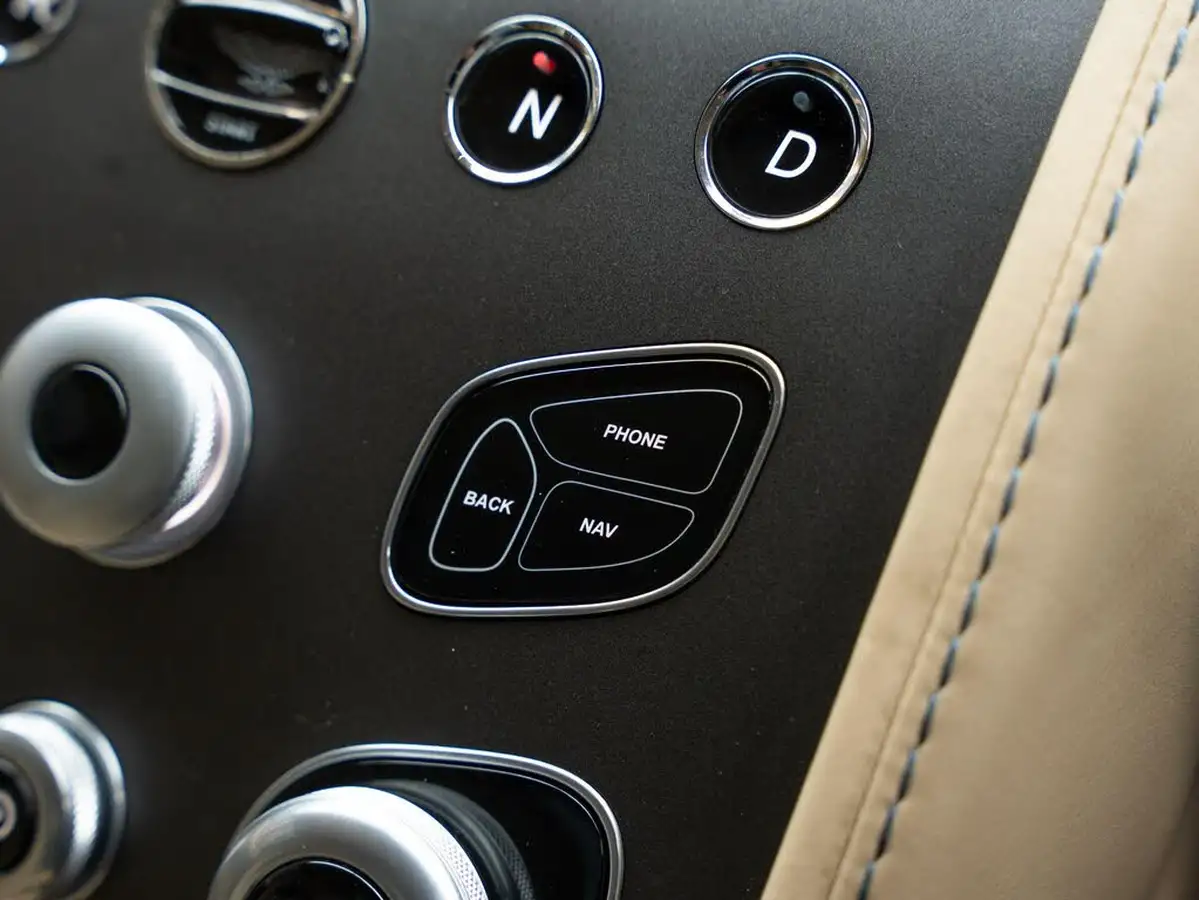 2016-aston-martin-vantage-47-v8-vantage-coupe-sportshift-big-11