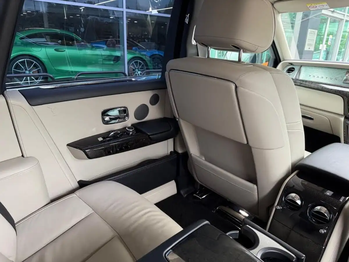 2018-rolls-royce-phantom-67-big-27