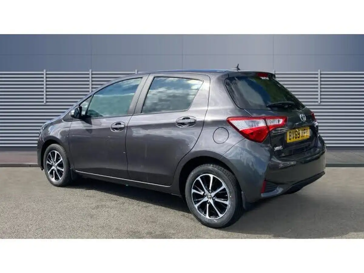 2019-toyota-yaris-15-vvt-i-icon-tech-111bhp-1496cc-big-1