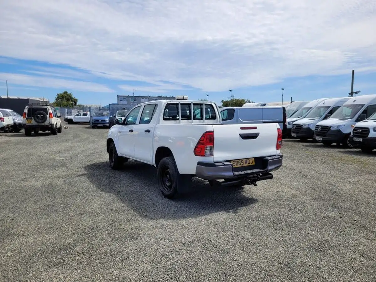 2019-toyota-hi-lux-24d-4d-active-150hpeu6dt-e-35t-double-pick-up-big-7