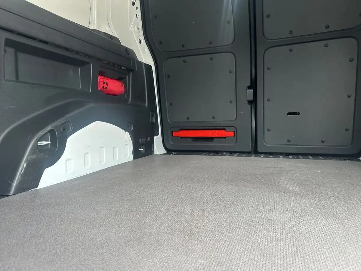 2024-volkswagen-id-buzz-cargo-e-commerce-plus-286ps-79kwh-big-10