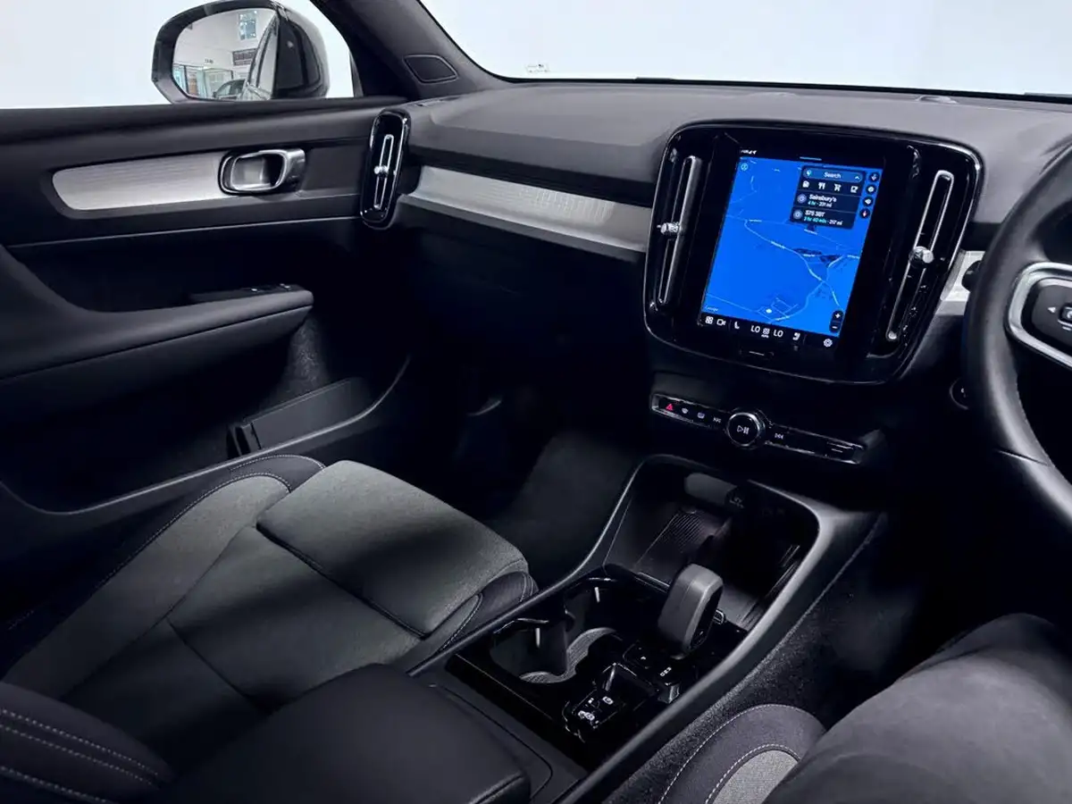 2023-volvo-xc40-20-b3-plus-big-28