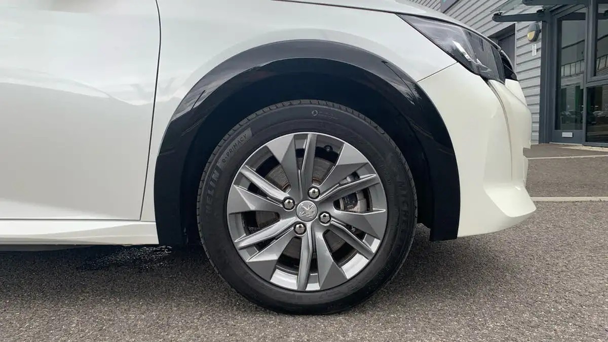 2022-peugeot-208-e-allure-premium-big-16