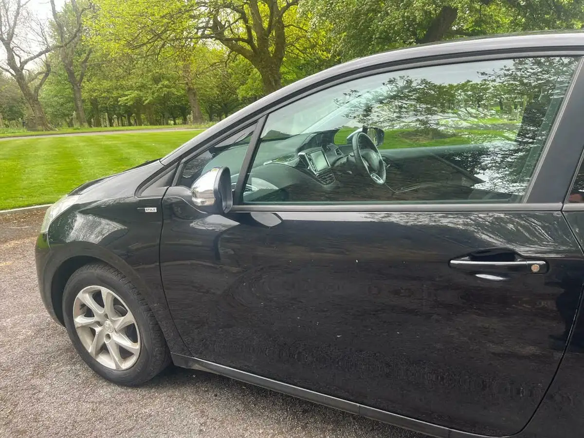 2015-peugeot-208-12-style-puretech-3d-big-49