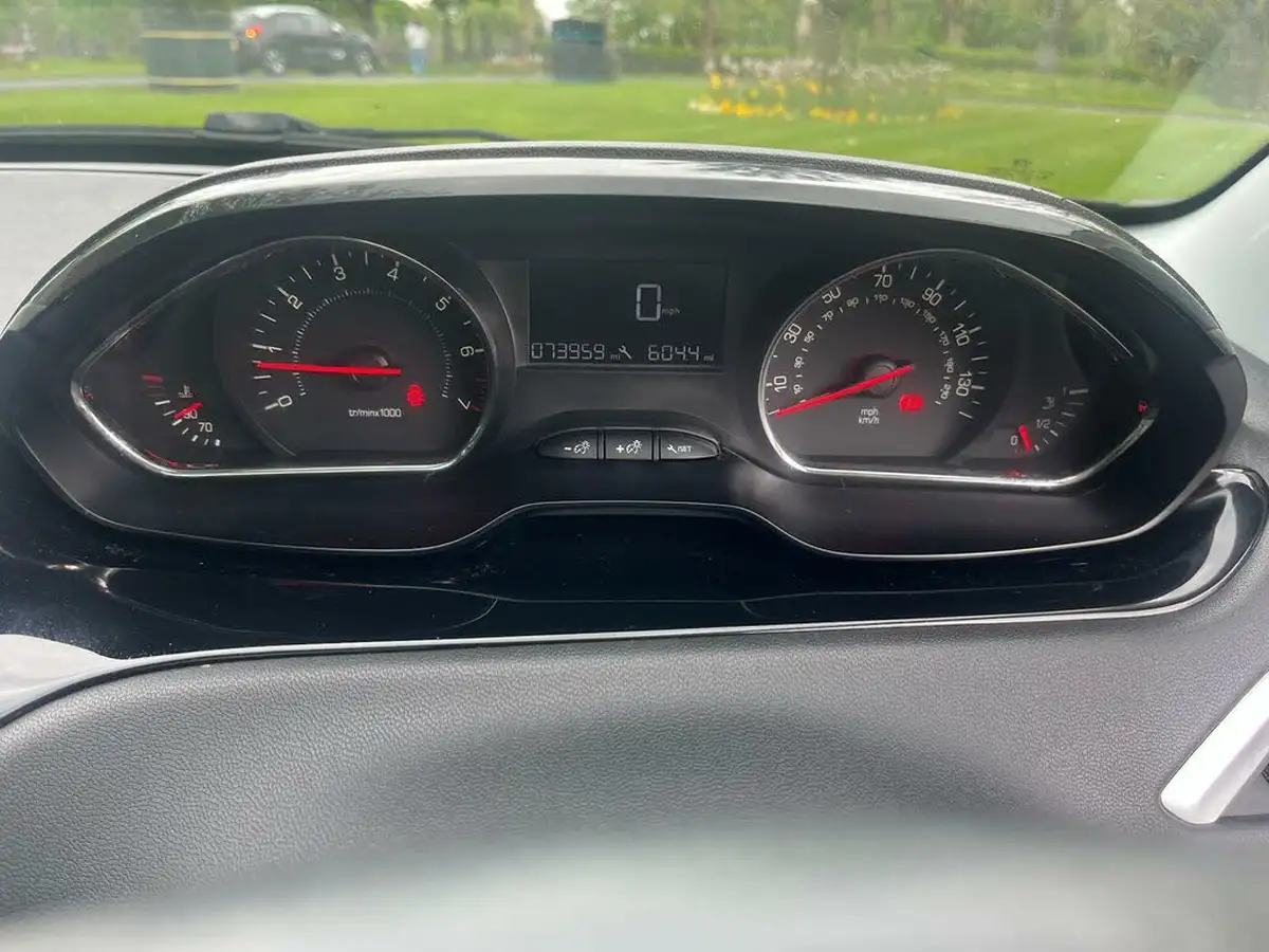 2015-peugeot-208-12-style-puretech-3d-big-25