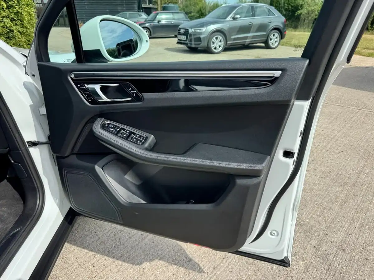 2018-porsche-macan-20-252ps-ss-big-24