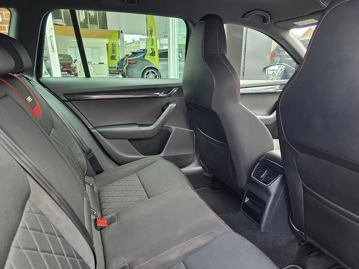 2017-skoda-octavia-20tdi-vrs-estate-big-20