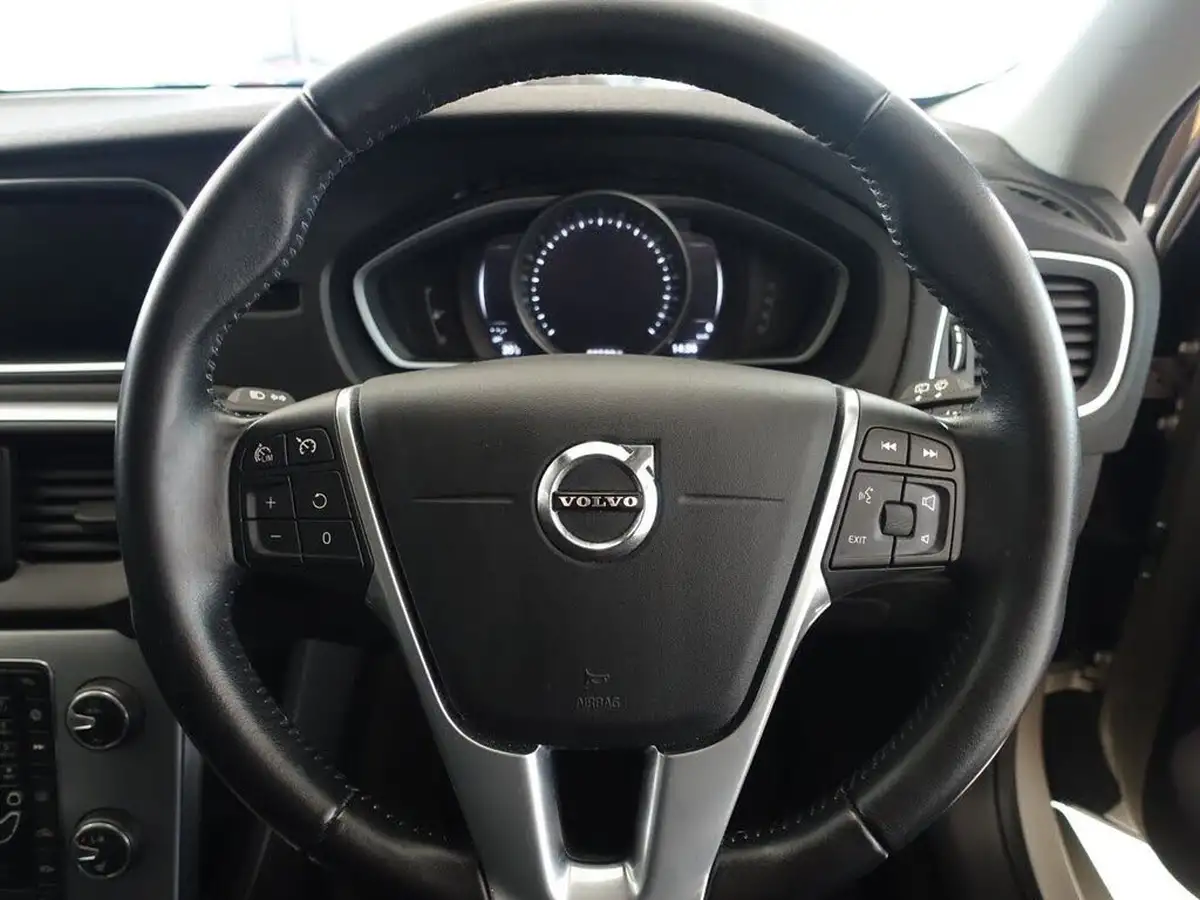 2016-volvo-v40-20td-d3-inscription-geartronic-big-20