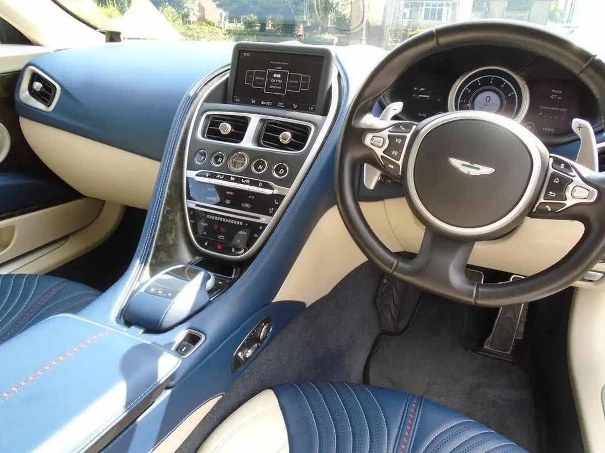 2017-aston-martin-db11-52-v12-launch-edition-big-16