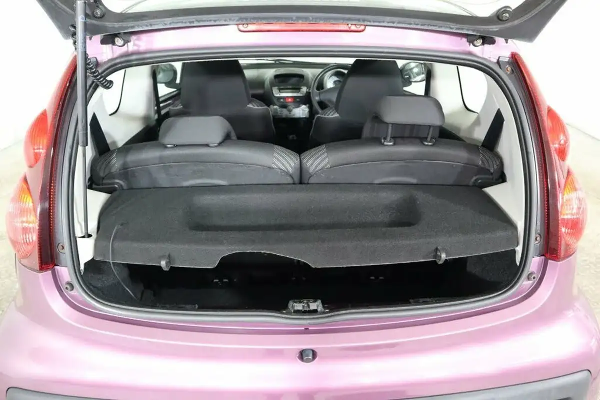 2013-peugeot-107-10-active-3d-big-8