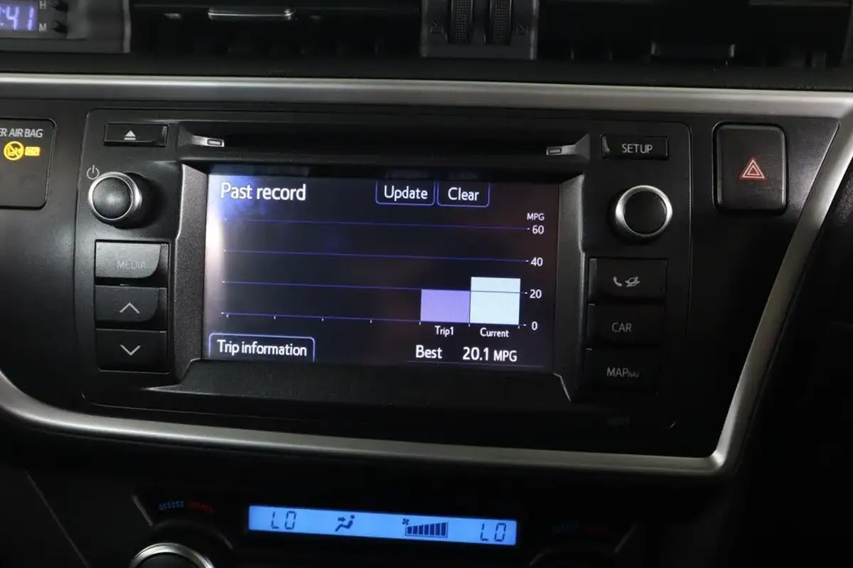 2014-toyota-auris-16-excel-hatchback-multidrive-s-big-32