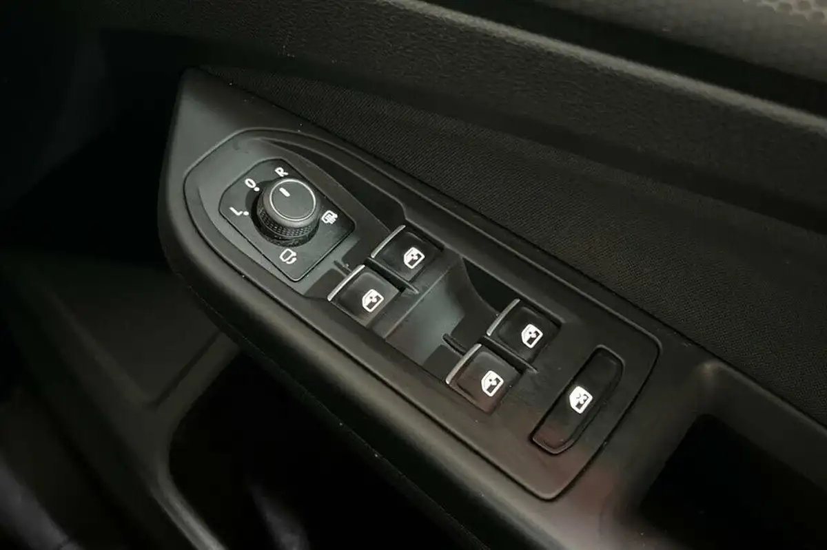 2021-volkswagen-golf-20tdi-gtd-big-38
