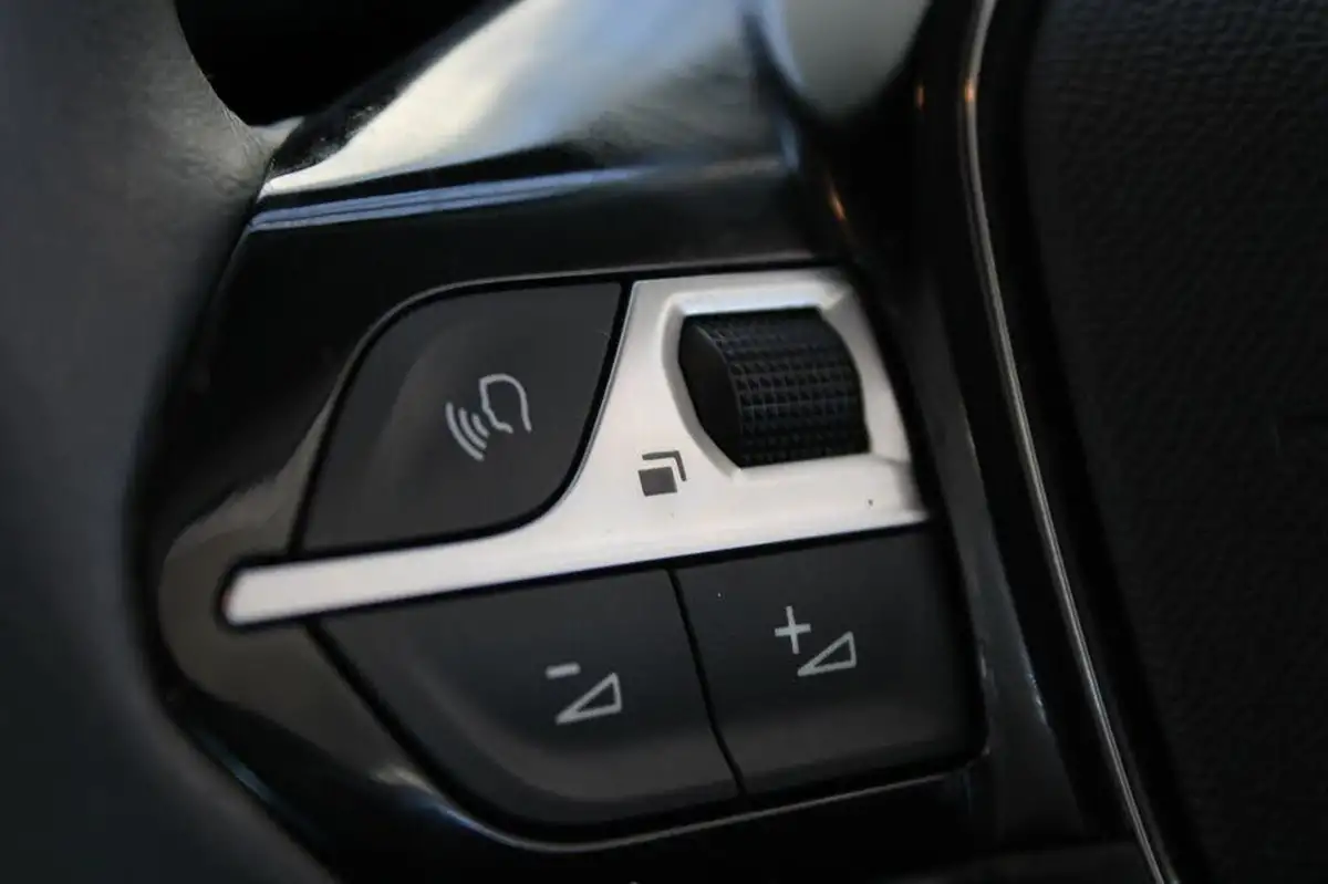 2022-peugeot-208-15-bluehdi-active-premium-big-31