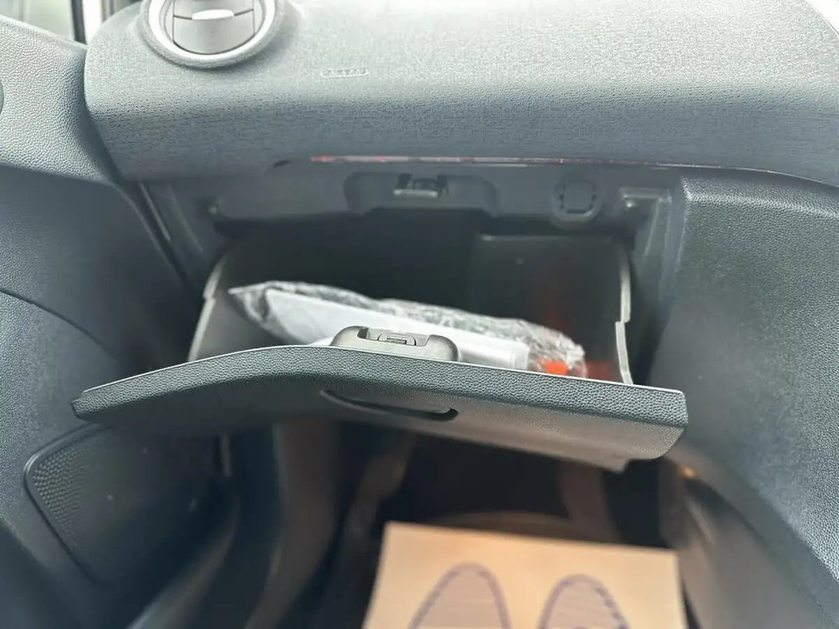 2012-ford-fiesta-125-zetec-5d-big-35