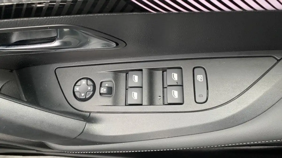 2024-peugeot-2008-suv-12-puretech-allure-136ps-hybrid-e-dsc6-big-21