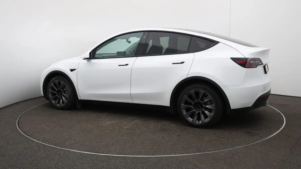 2022-tesla-model-y-e-long-range-big-46
