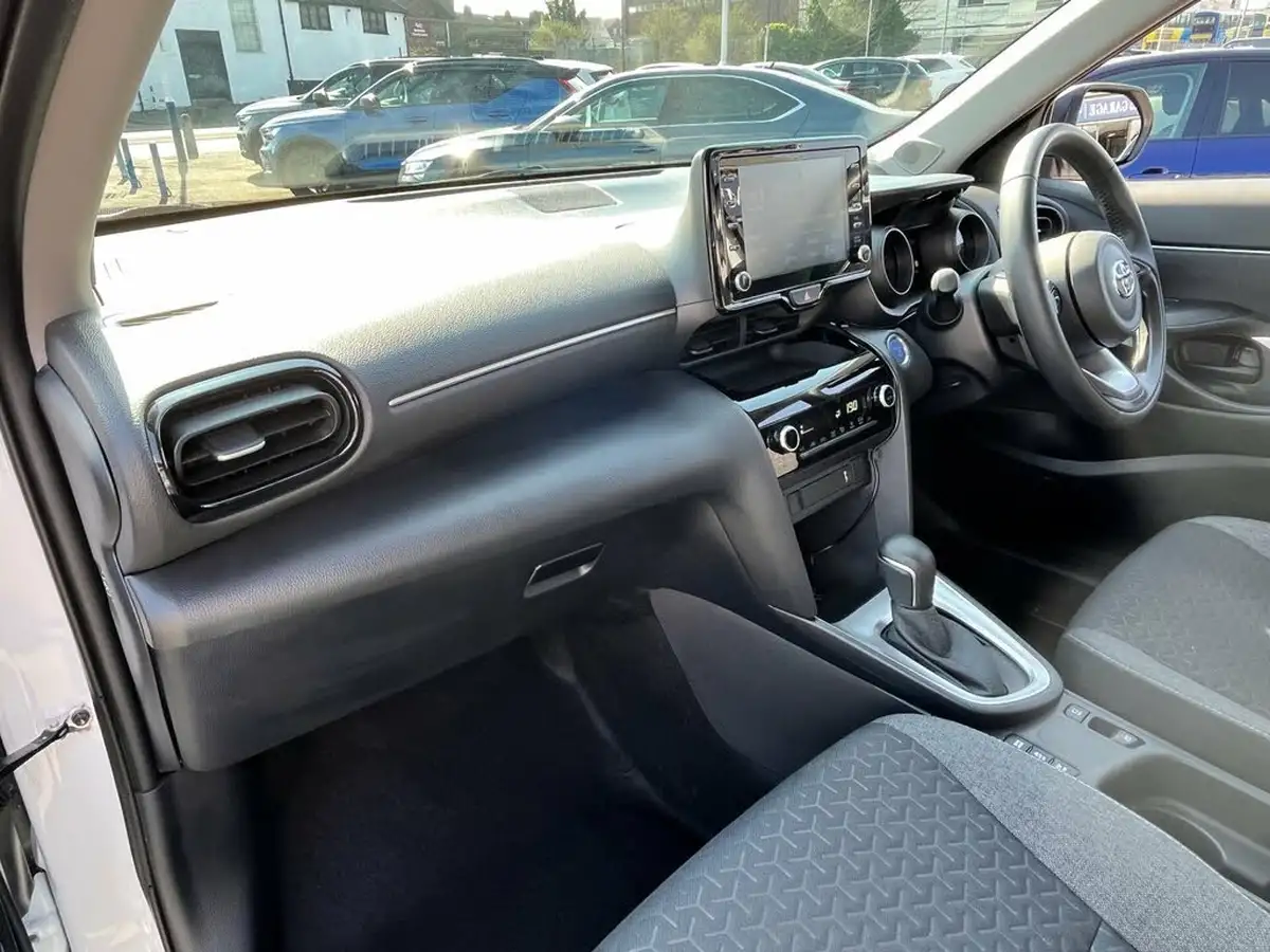 2022-toyota-yaris-cross-15-vvt-i-icon-big-16