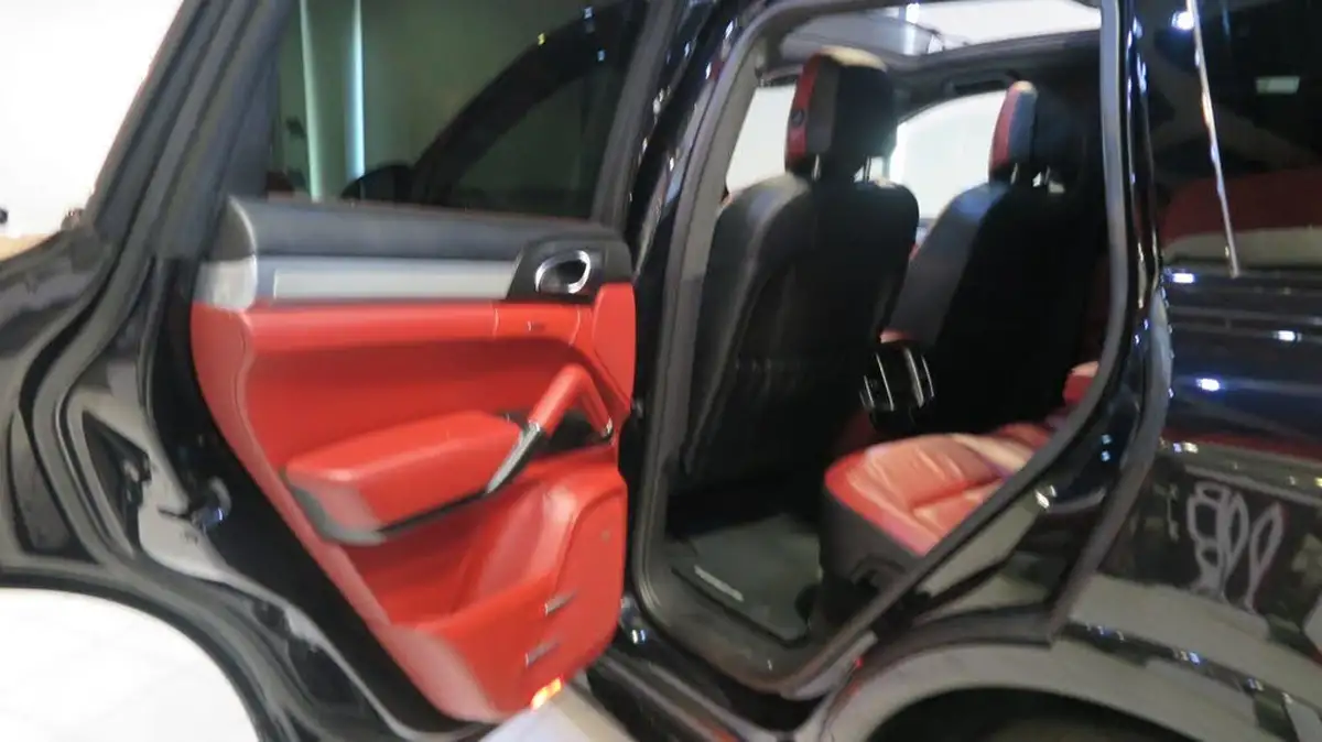 2014-porsche-cayenne-48-gts-big-36