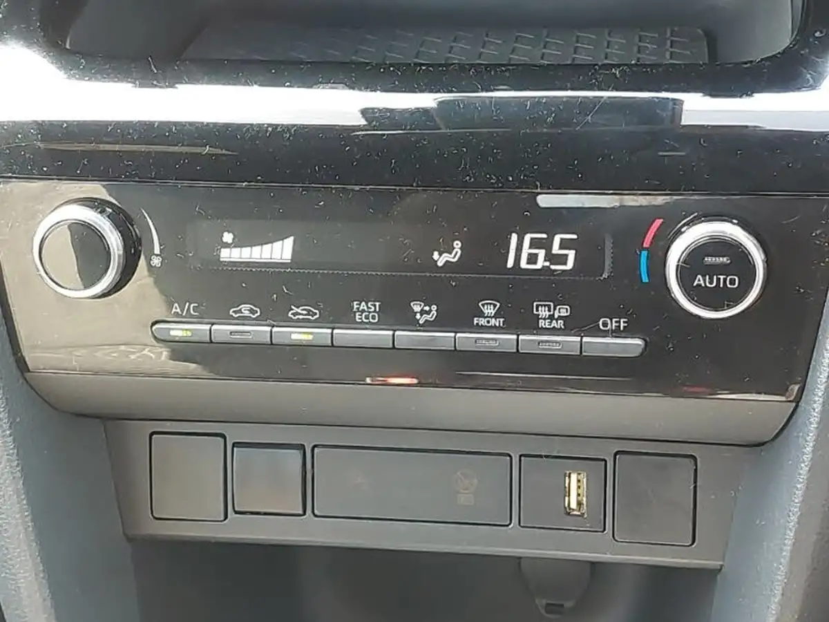 2021-toyota-yaris-15-vvt-i-design-panoramic-roof-big-14