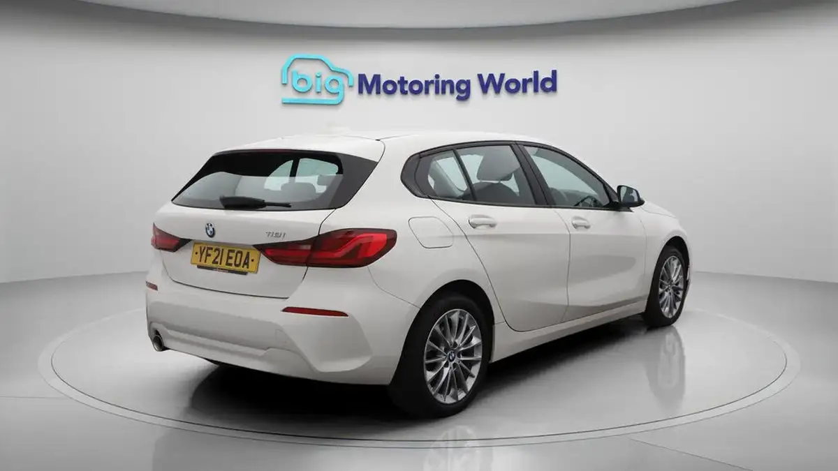 2021-bmw-1-series-15-118i-se-lcp-dct-big-7