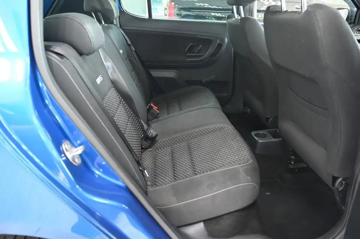 2014-skoda-fabia-14-vrs-hatchback-big-16