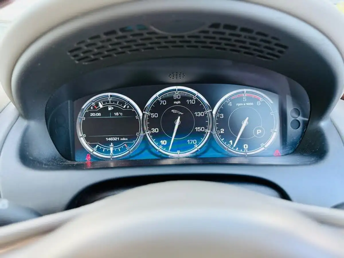 2010-jaguar-xj-series-30td-xj-portfolio-big-13