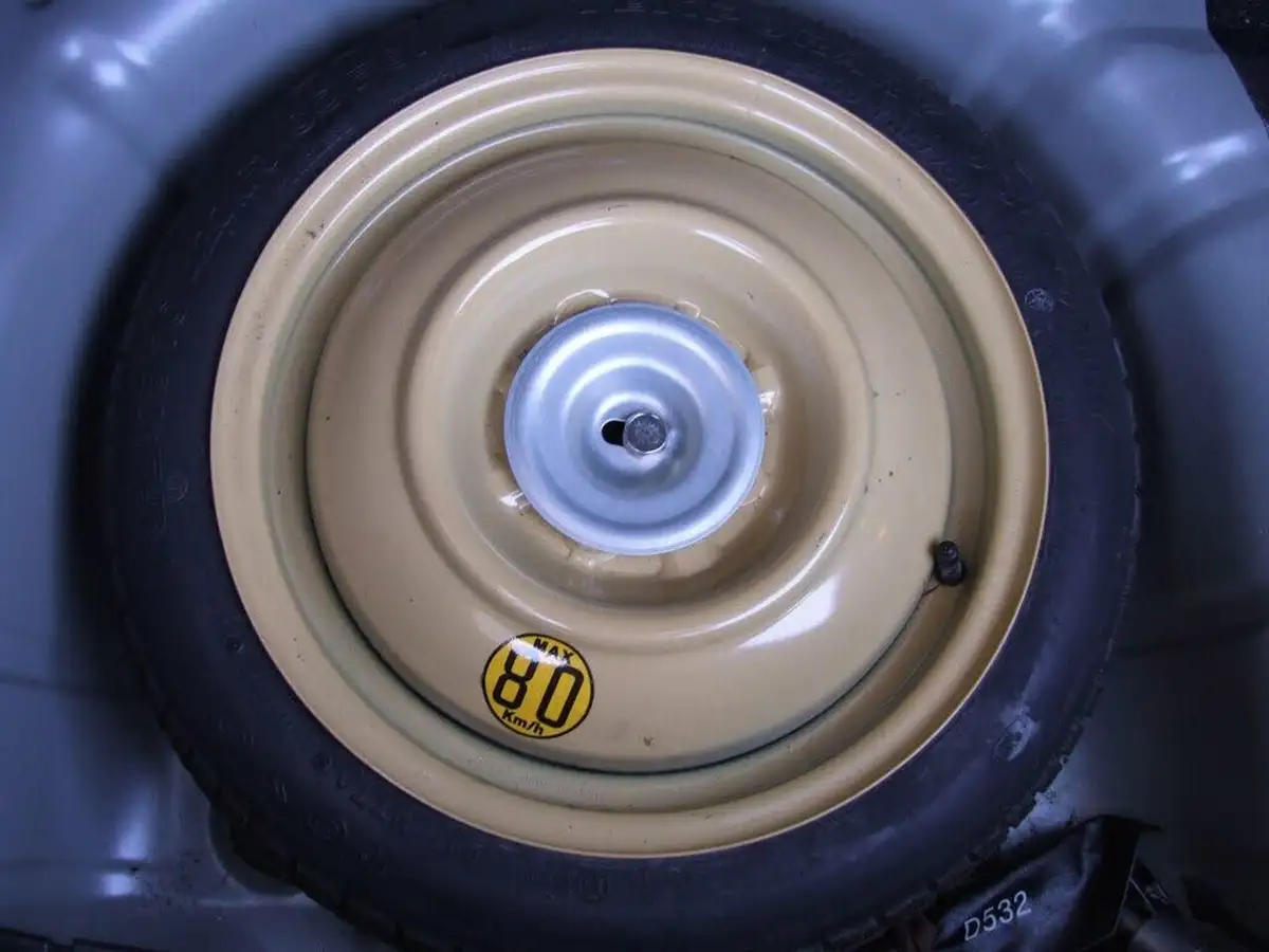 2011-mazda-mazda2-13-ts2-5d-big-6