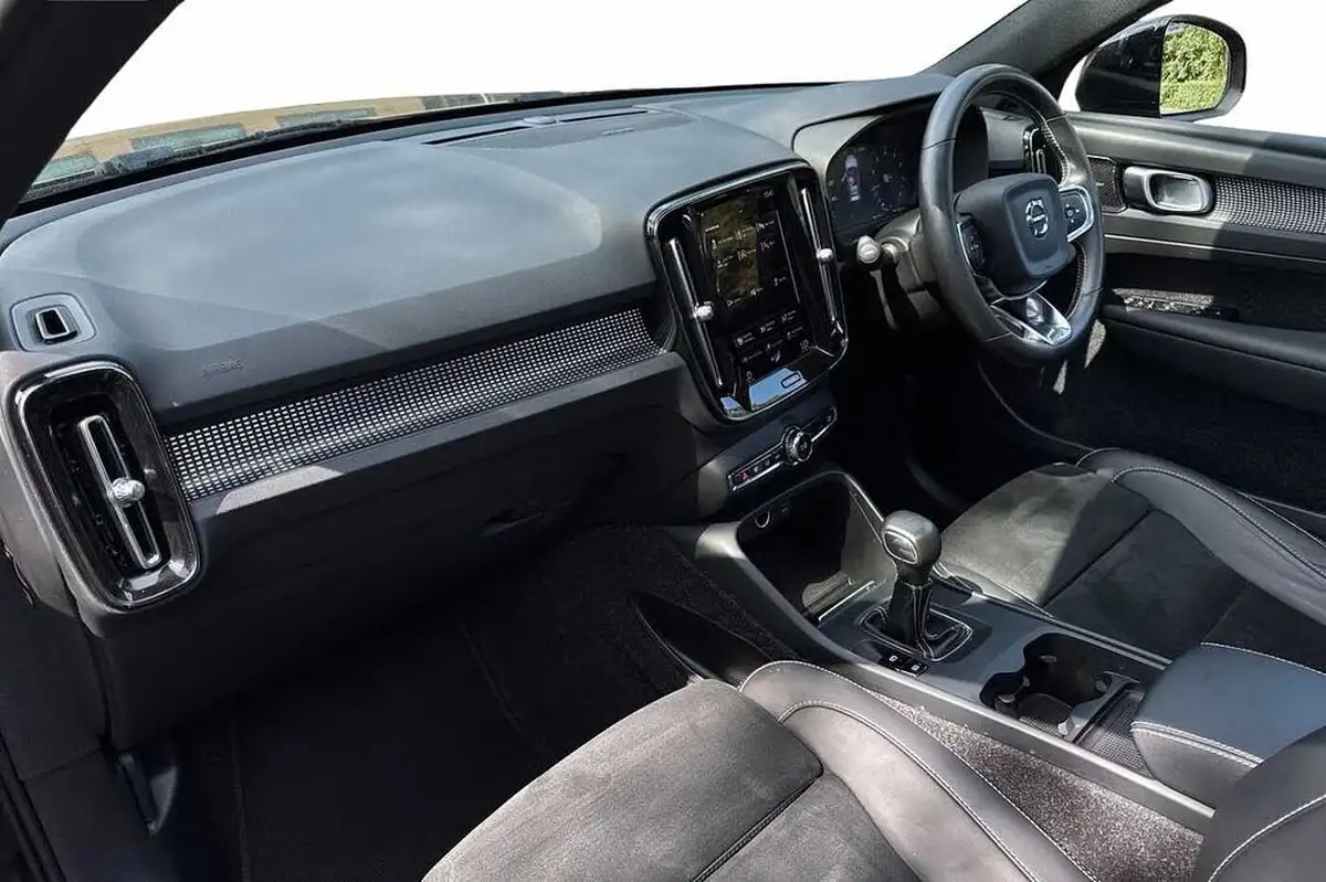 2021-volvo-xc40-15-t3-r-design-161bhp-big-1