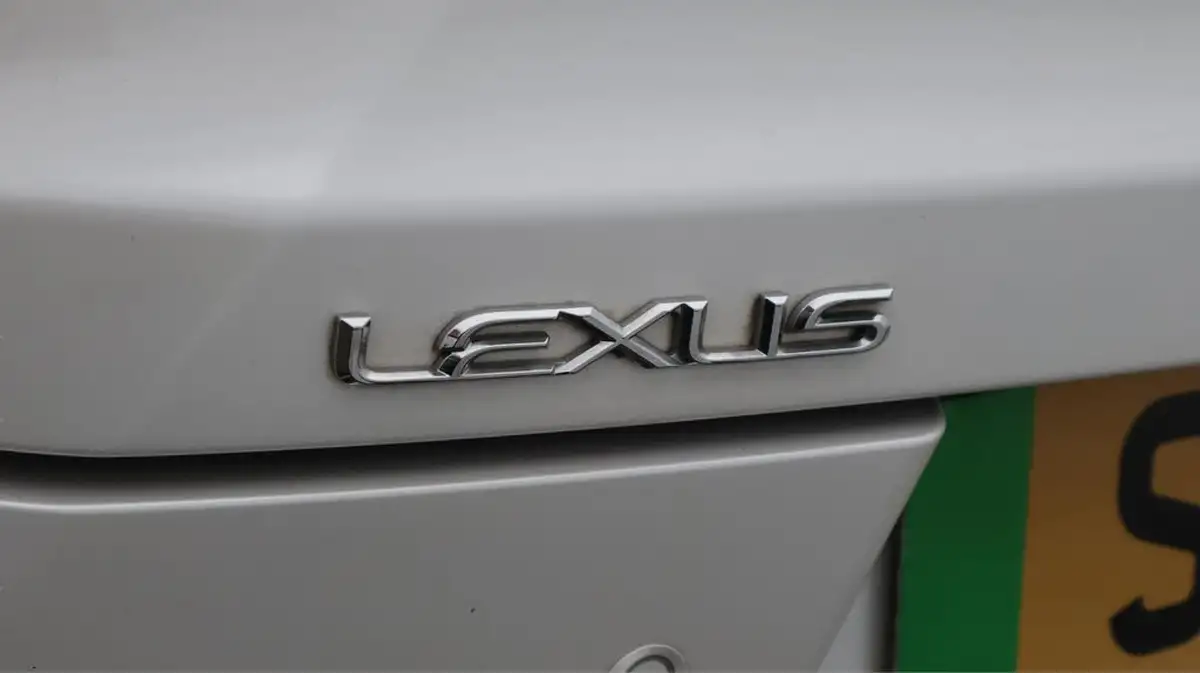 2021-lexus-ux-300e-e-ux-big-19