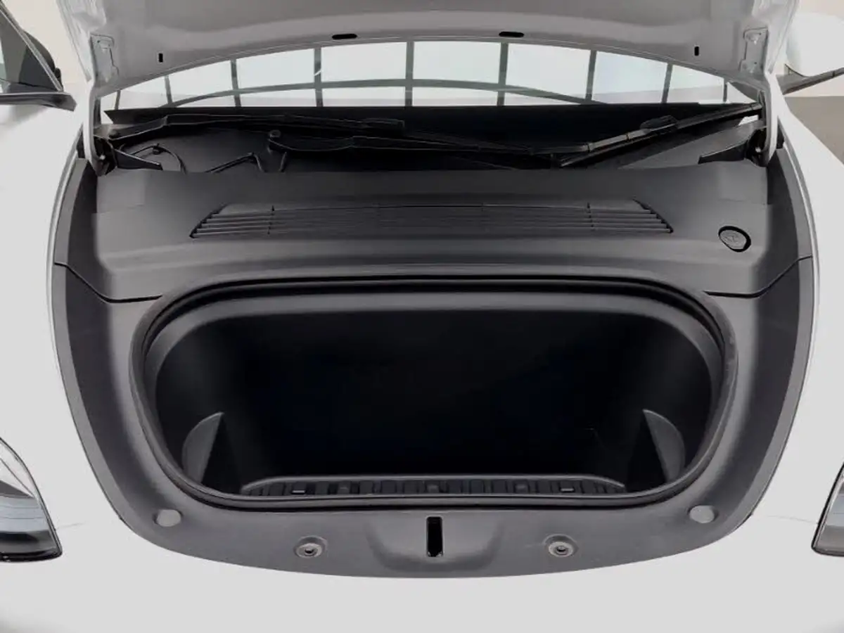 2023-tesla-model-y-e-long-range-big-14