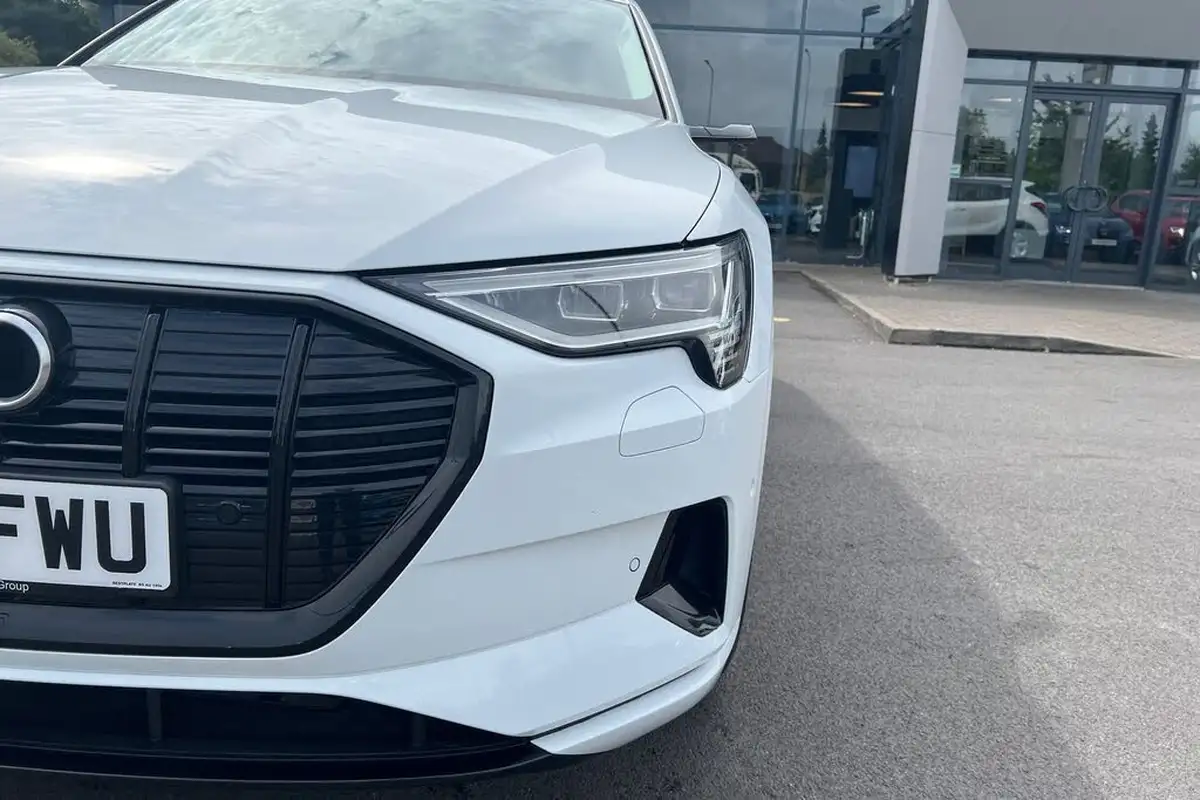 2019-audi-e-tron-55e-launch-edition-big-16