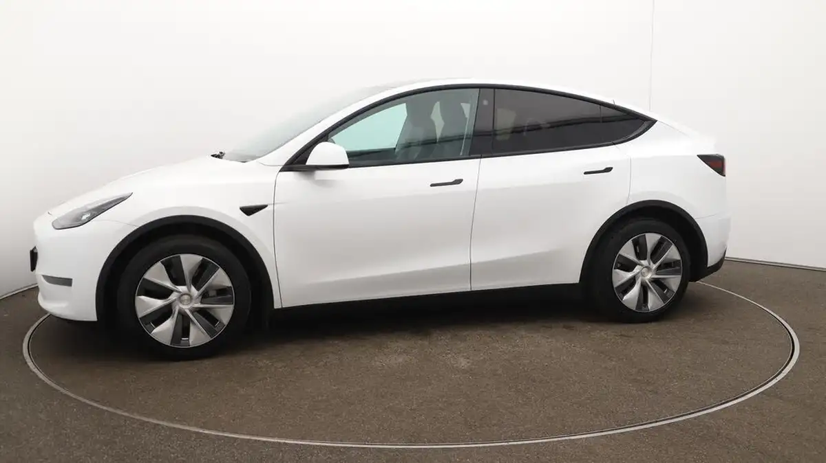 2023-tesla-model-y-e-long-range-big-65