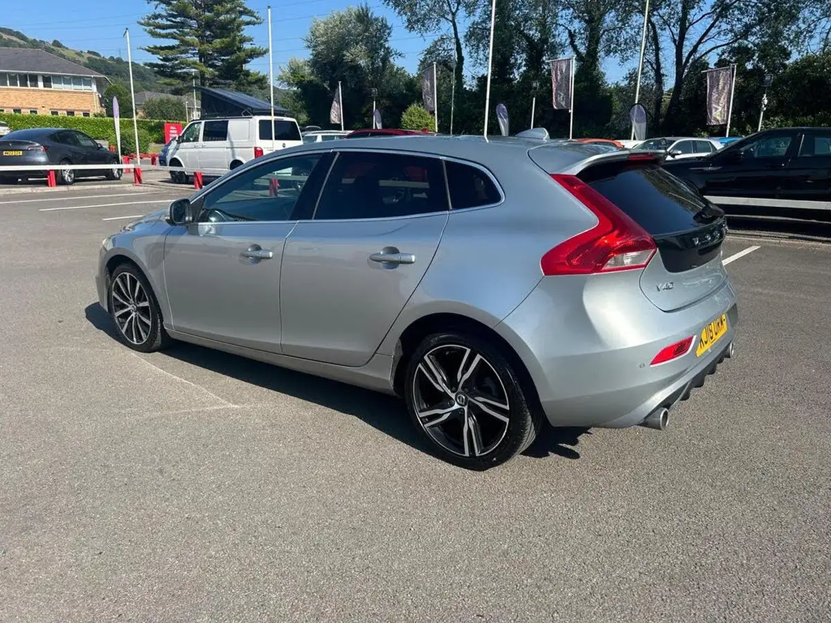 2018-volvo-v40-20td-d3-r-design-geartronic-big-3