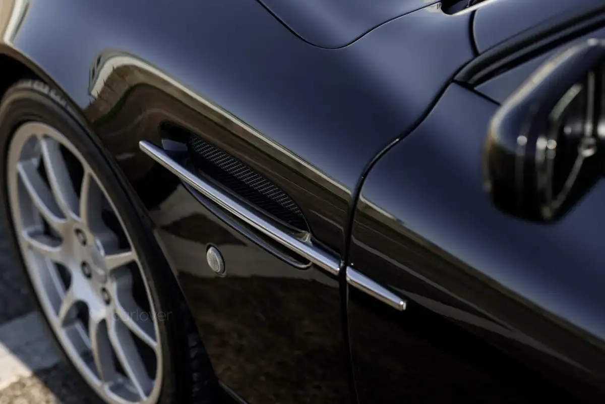 2004-aston-martin-vanquish-59-big-23