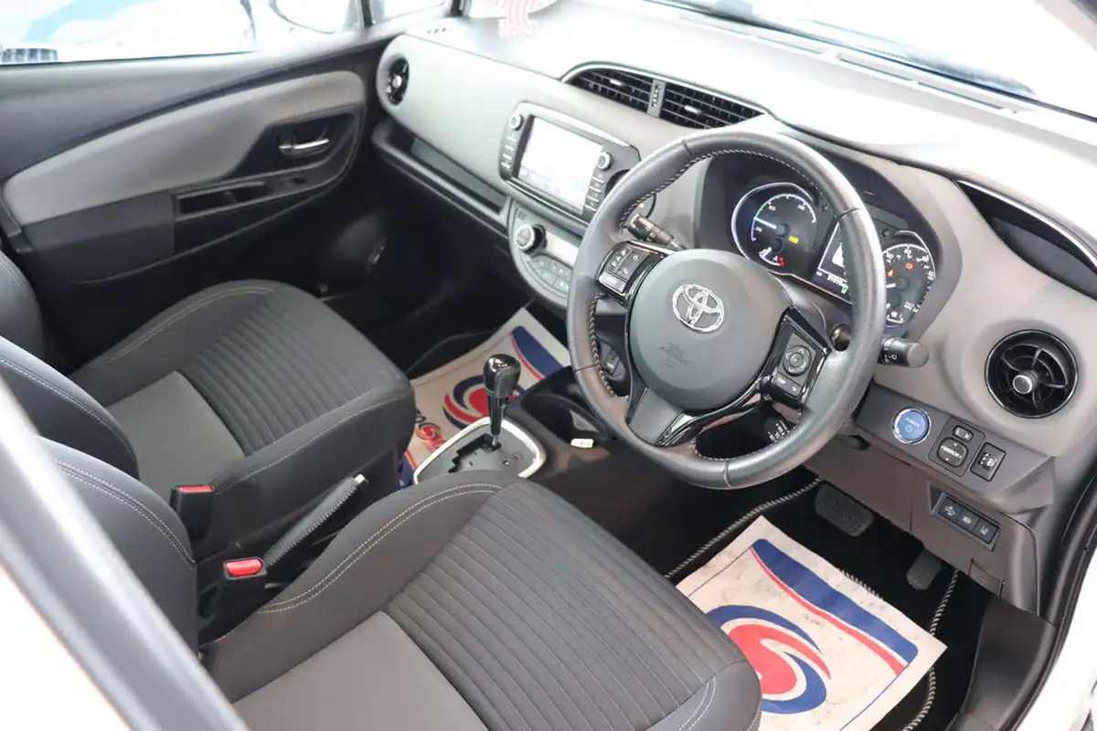 2020-toyota-yaris-15-vvt-i-icon-98bhp-hybrid-1497cc-e-cvt-big-16