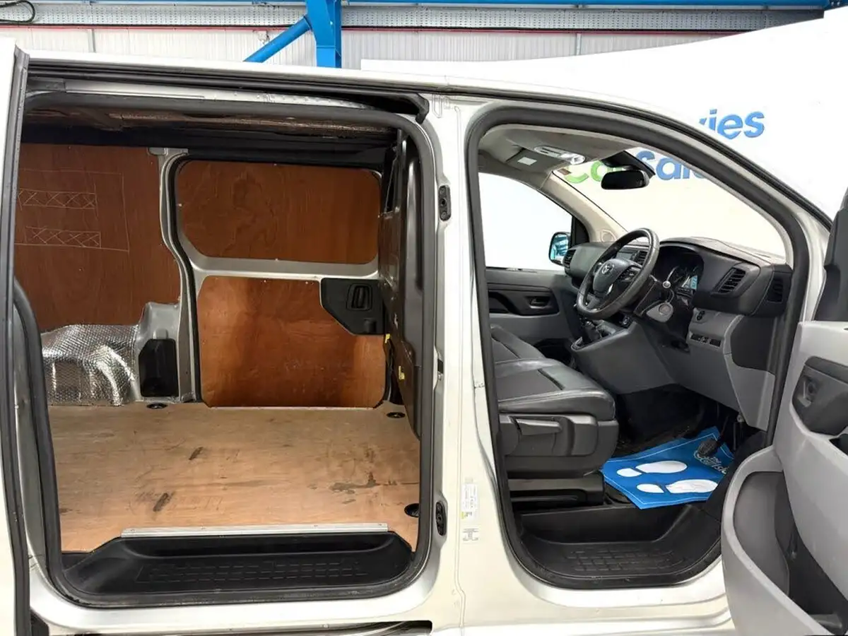 2019-toyota-proace-20d-design-medium-120hpeu6-panel-big-18